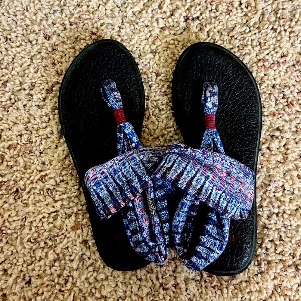 Women’s size 7  Sanuk yoga sling mat thong
